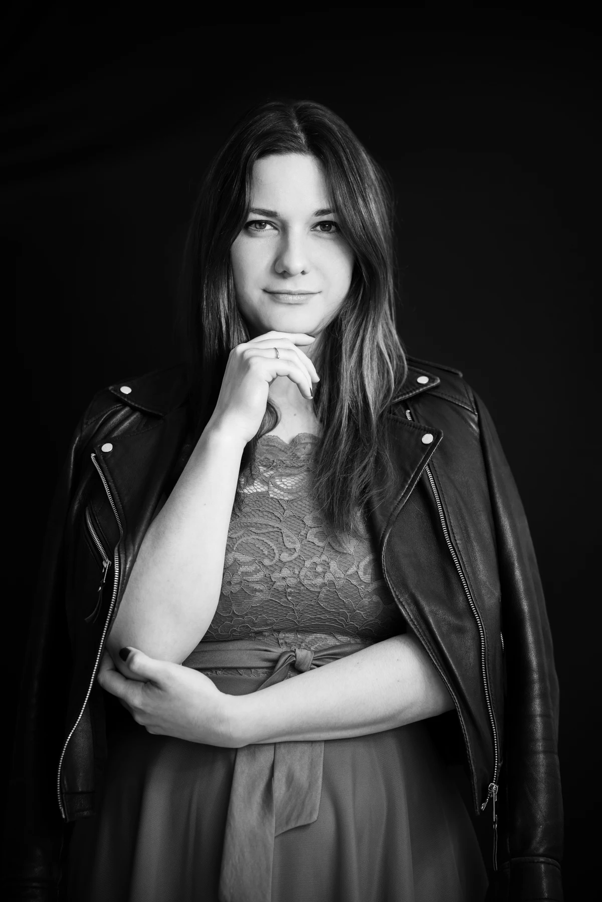 Portrait de femme en noir et blanc, sur fond sombre.